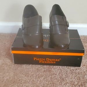 PIERRE DUMAS 2INCH HEEL LEATHER SHOES. BROWN SIZE 9 WIDE. NWT